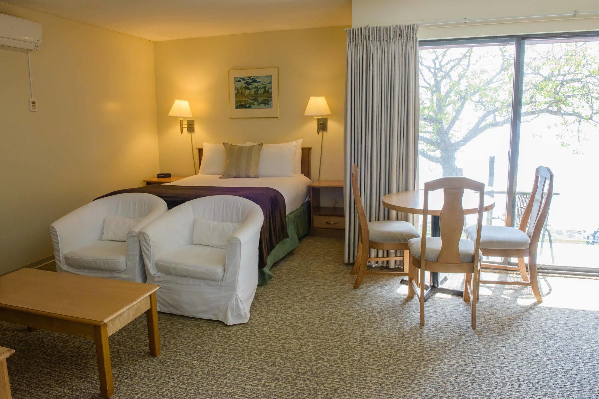 Driftwood Inn Сешелт Екстериор снимка